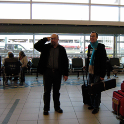 Tur til Canada 2008: Michael med pastor Gus i lufthavnen, Edmonton