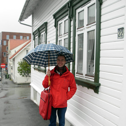 Nordisk Tur 2010: Michael i regnvejr med oppakning foran vores lille fine Bed & Breakfast, Stavanger