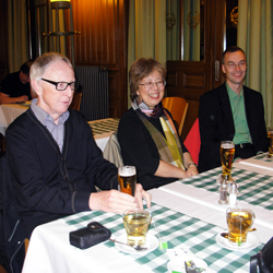 Tur til Schweiz 2011: En dejlig kold øl efter koncerten i Kirche Bruder Klaus. Max, Mutsumi og Michael, Zürich 18. sept. 2011